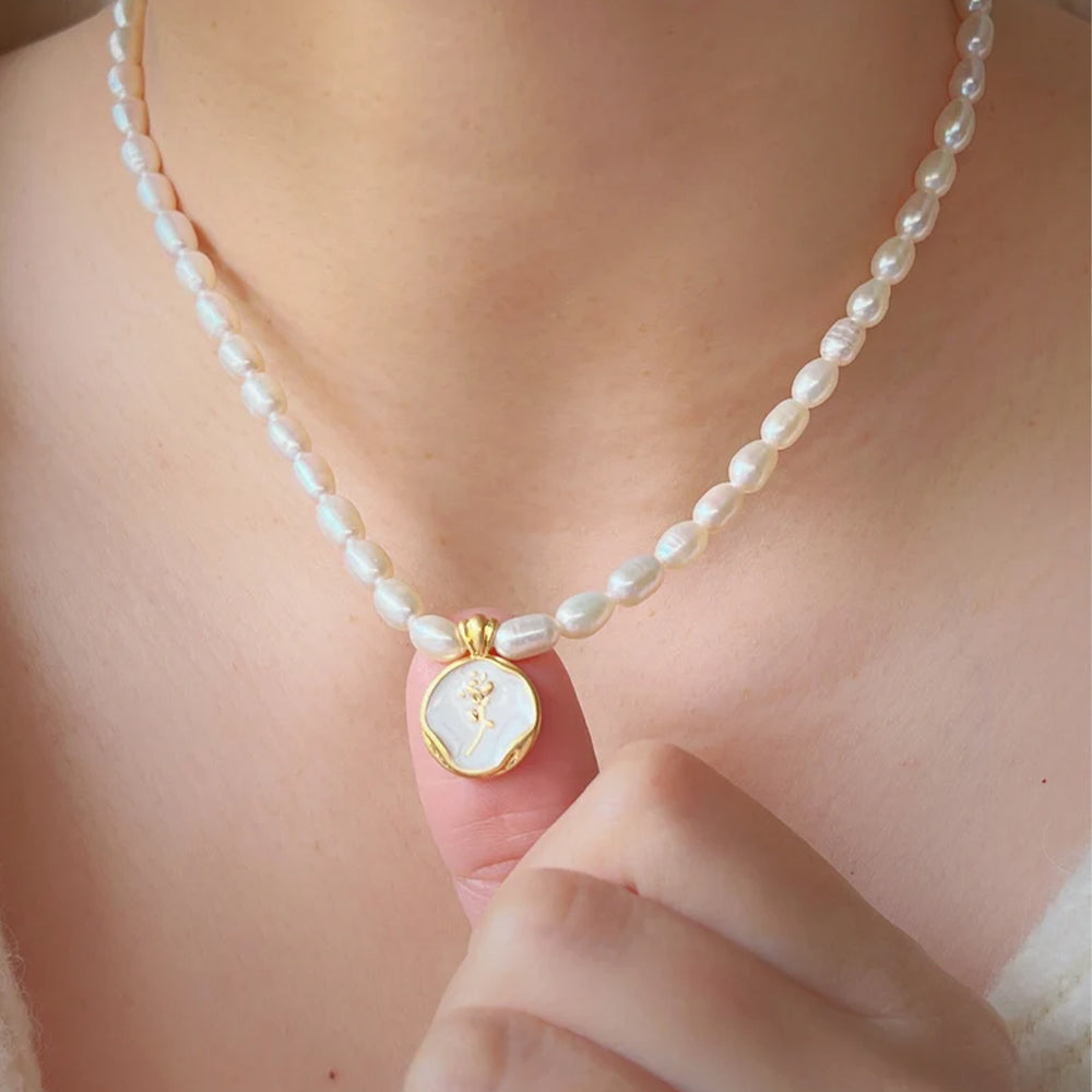 Dollcini Pearl Gyöngy Nyaklánc Virág Medállal – Rózsa vagy Tulipán